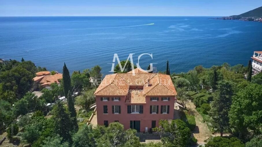 Très rare | Villa d’Exception surplombant la Mer | Terrain plat de 12 913 m² – 10 pièces – 9 chambres – 468 m²