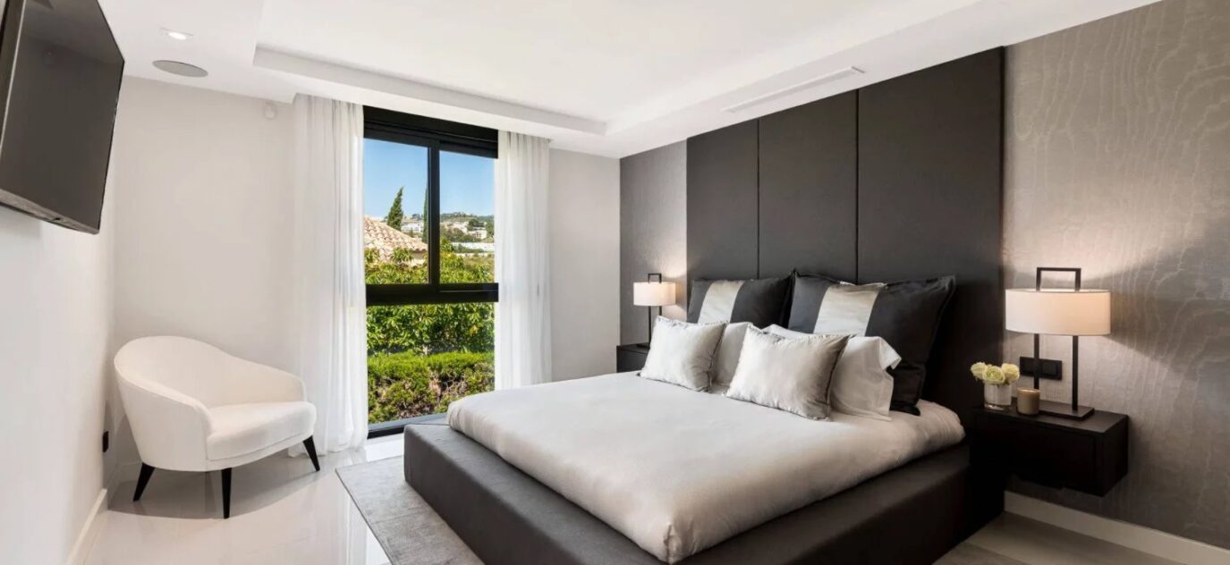 Splendide villa située dans la vallée du golf de Nueva Andalucia – 9 pièces – 7 chambres – 1500 m²