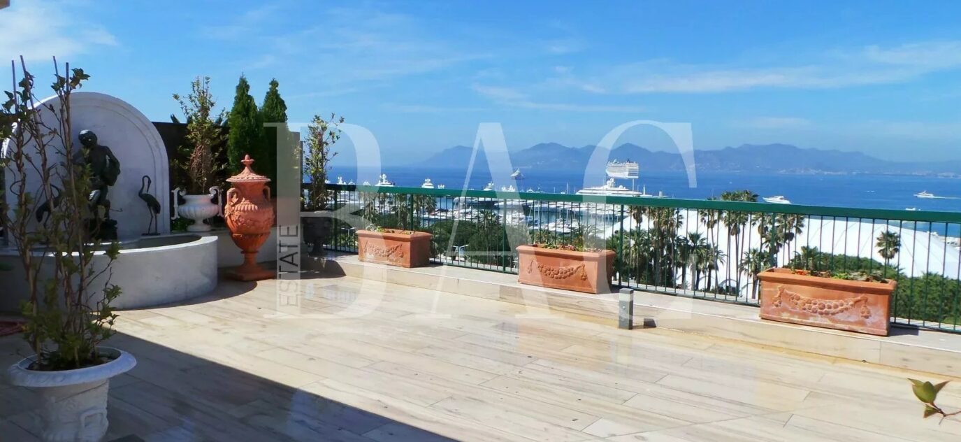 Cannes, Boulevard de la Croisette, un appartement duplex en dernier étage – 4 pièces – 3 chambres – 155 m²