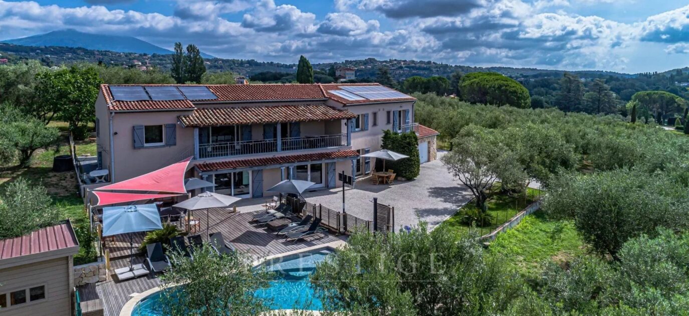 Proche Valbonne, villa contemporaine au coeur d’une oliveraie – 9 pièces – 6 chambres – 310.81 m²