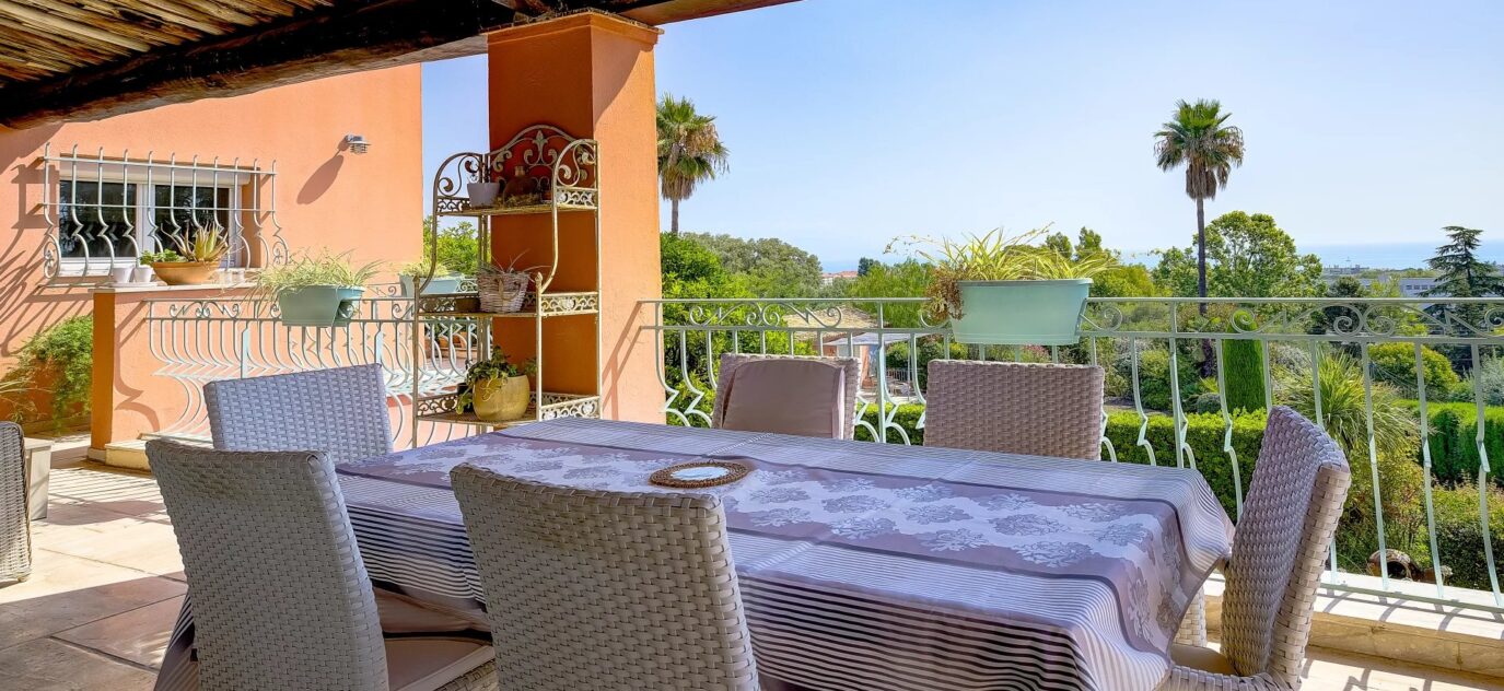 Antibes villa vue mer – NR pièces – 4 chambres – 8 voyageurs – 327 m²