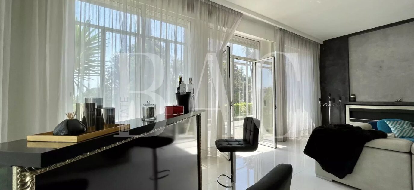 Appartement à beaux volumes à Cannes – 6 pièces – 3 chambres – 14 voyageurs – 230 m²