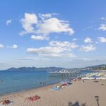 Cannes – Plage du midi – Appartement d’exception donnant sur la mer – 8 pièces – 6 chambres – 14 voyageurs – 310.75 m²