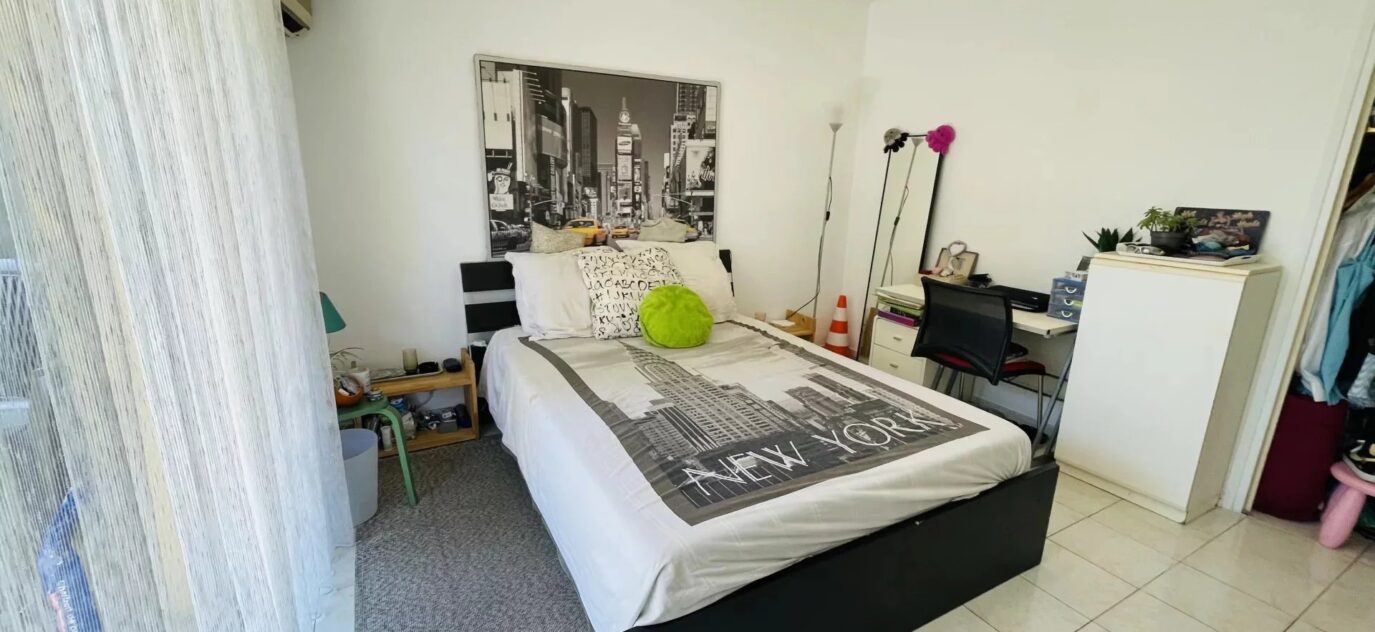 A vendre à Roquebrune-Cap-Martin un appartement de 4 pièces avec terrasse à deux pas de la mer – 4 pièces – 3 chambres – NR voyageurs – 82.95 m²