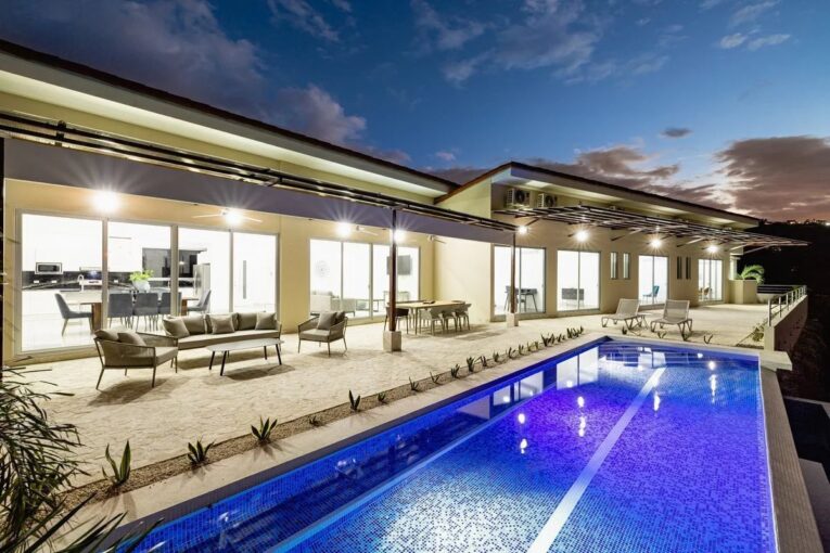 Belle villa moderne avec vue sur la mer située à Sardinal – 5 pièces – 4 chambres – 325 m²