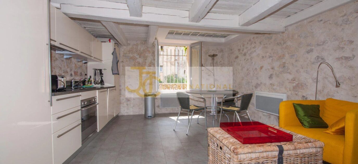 Maison Antibes vieille ville – 3 pièces – 1 chambre – NR voyageurs – 46.56 m²