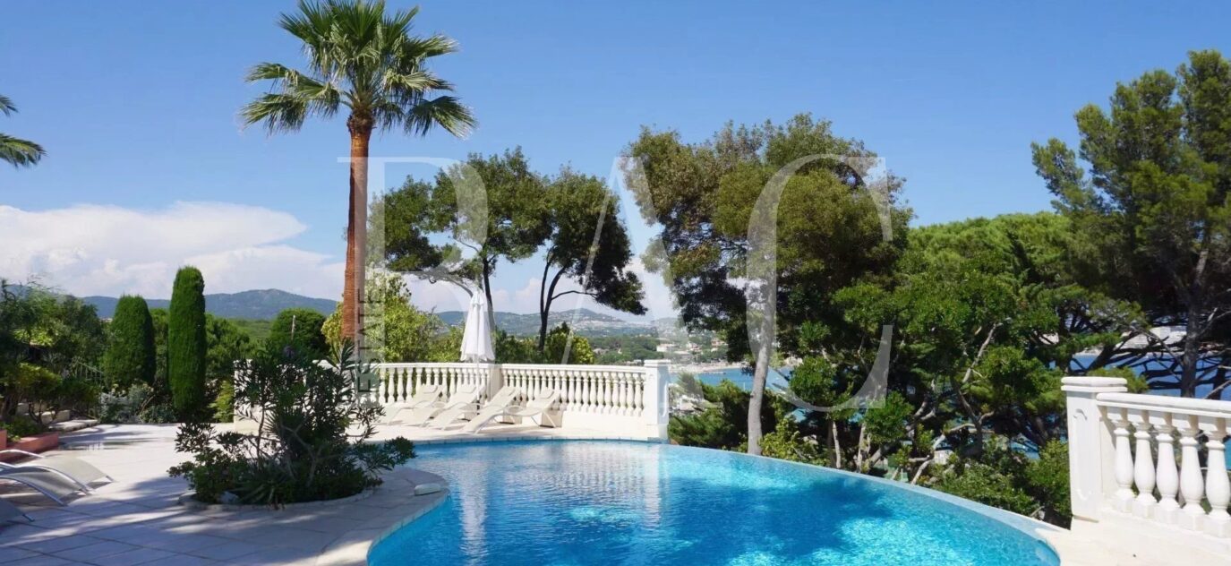 Sainte-Maxime, vue mer exceptionnelle pour cette villa située à 100m de la mer. – 10 pièces – 7 chambres – 300 m²