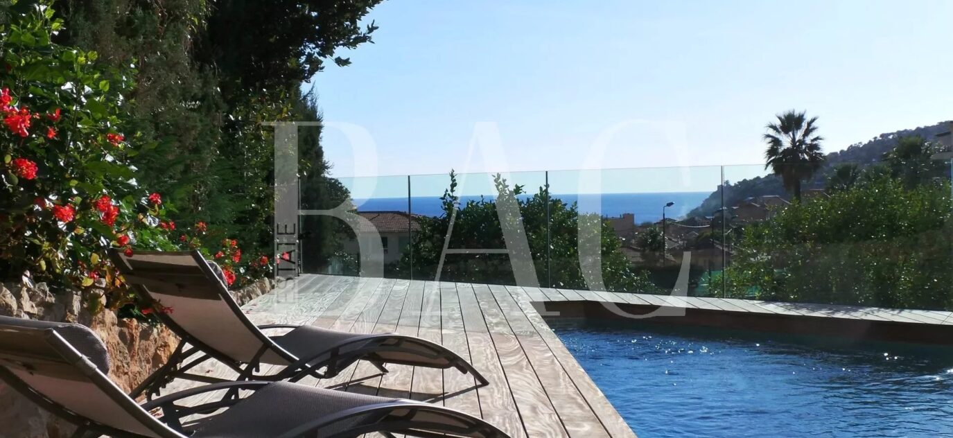Villefranche-sur-Mer, une villa unique avec d’énormes possibilités et une très jolie vue mer – 8 pièces – 4 chambres – 14 voyageurs – 250 m²