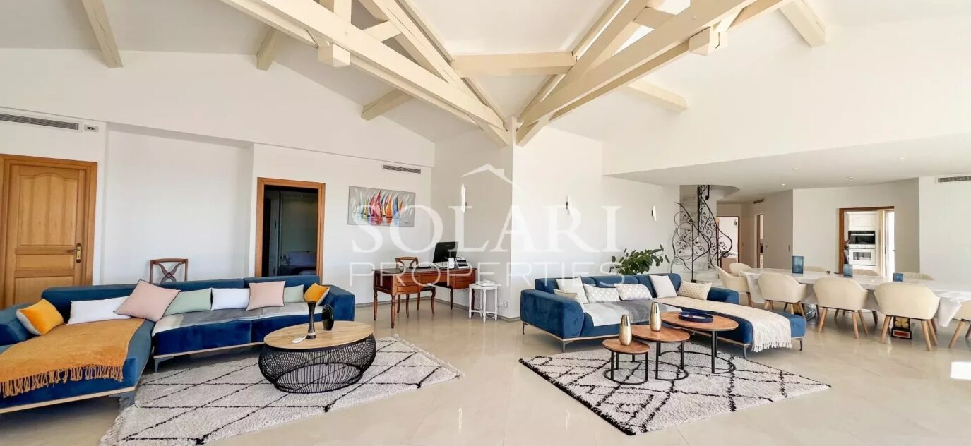 Villa avec piscine pour 10 personnes – Vue dégagée jusqu’à la mer – Mandelieu – 5 chambres – 1 voyageur – 250 m²