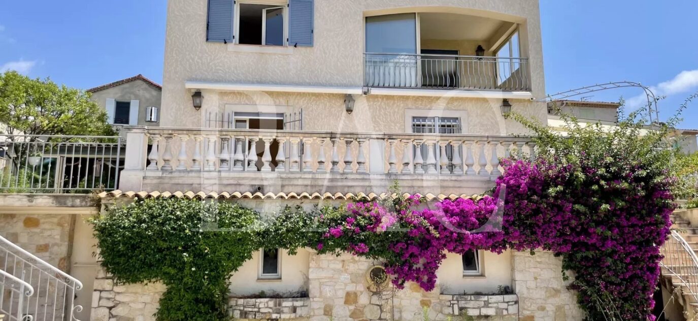 Saint-Paul-de-Vence, villa au calme avec vue panoramique. – 7 pièces – 3 chambres – 14 voyageurs – 350 m²
