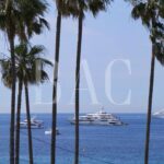 Cannes sur la Croisette, seulement quelques dizaines de mètres du Palais des Festivals et avec une très belle vue mer – 4 pièces – 2 chambres – 120 m²