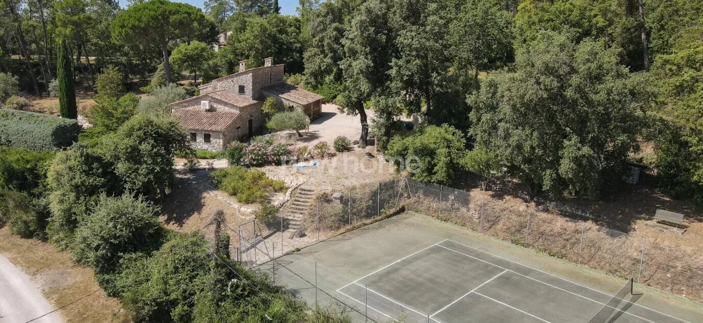 Pays de Fayence: au calme se trouve cette jolie villa provencale en pierres sur 1 ha 8 de terrain – 7 pièces – 5 chambres – NR voyageurs – 180 m²