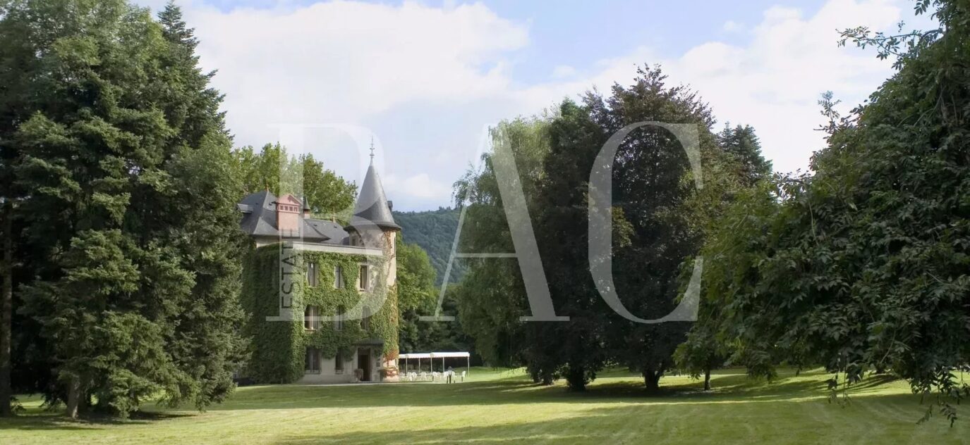 Magnifique Propriété entre Chambéry et Albertville avec piste hélicoptère – 12 pièces – 7 chambres – 1290 m²