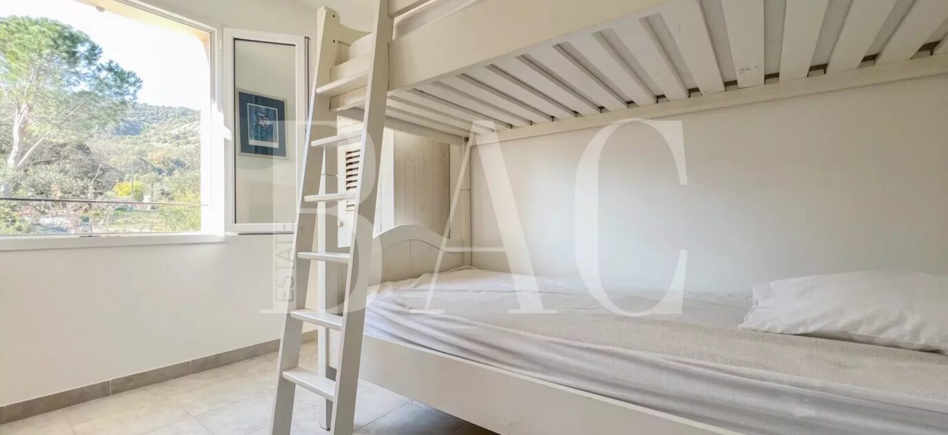 Le-Plan-de-la-Tour, magnifique villa de 2018 située à 15mn de Sainte-Maxime. – 6 pièces – 5 chambres – 14 voyageurs – 130 m²