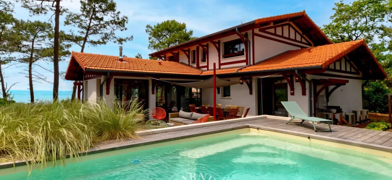 Colette, superbe villa pour 13 personnes avec piscine et vue panoramique sur le Bassin d’Arcachon – 6 pièces – NR chambres – NR voyageurs – 190 m²