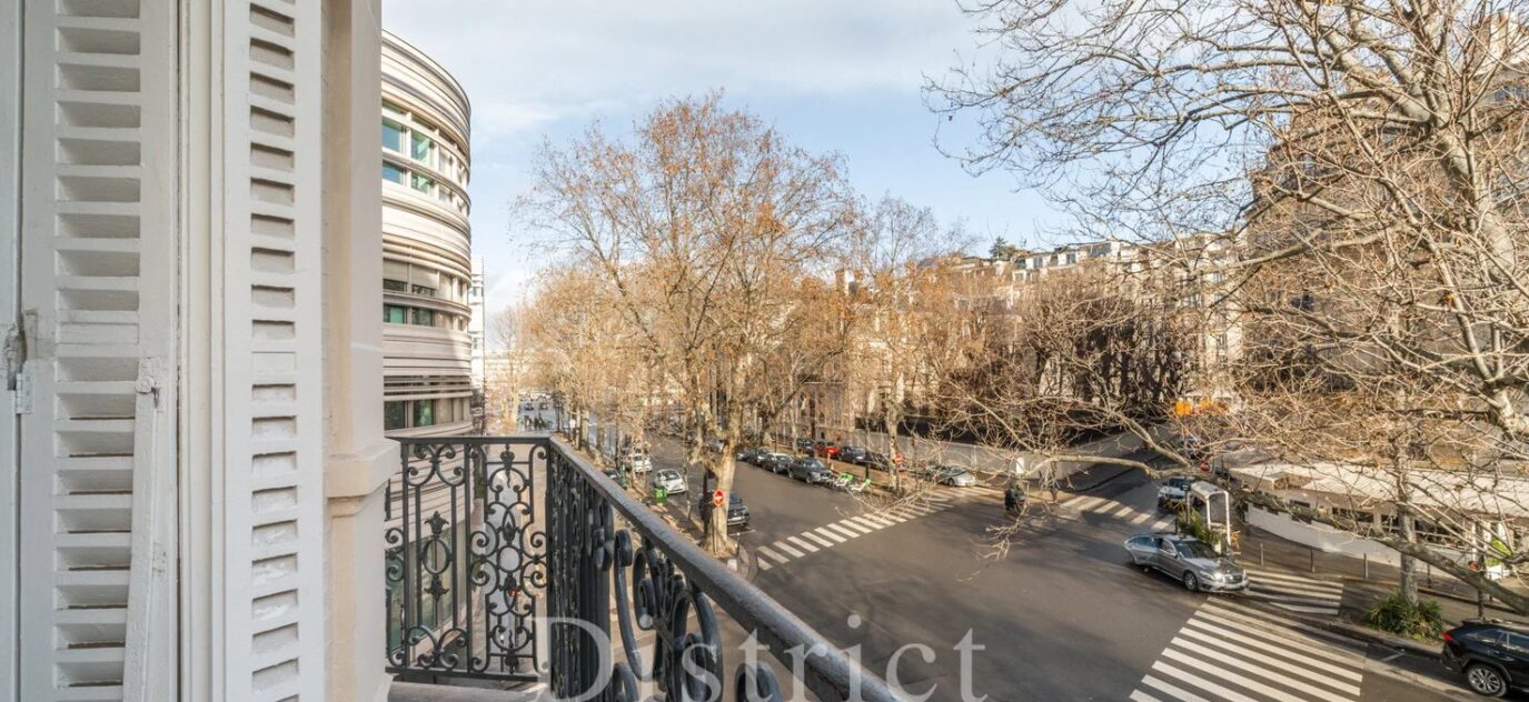 Pont de l’Alma à proximité immédiate du Champ de Mars et de la Tour Eiffel! Magnifique appartement de 89m² entièrement refait à neuf. Vue dégagée et balcon! – 3 pièces – 2 chambres – 88.5 m²
