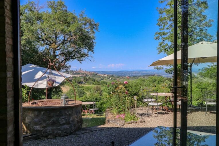 Ancienne ferme avec une belle vue sur San Gimignano et les célèbres vignobles de cette région. – 14 pièces – 11 chambres – 500 m²