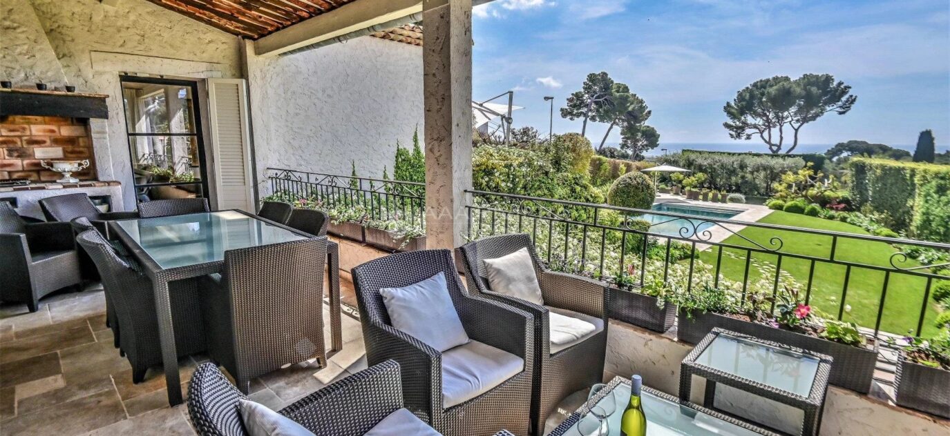 Exclusivité – VENDUE – Superbe propriété avec vue mer sur les hauteurs du Domaine de Pimeau à Antibes – 11 pièces – 5 chambres – 14 voyageurs – 334 m²