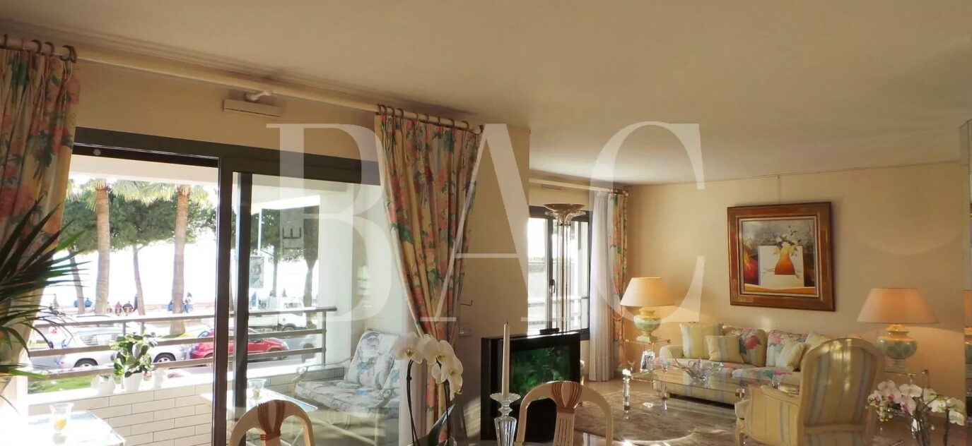 Cannes, sur la Croisette, appartement 100M2 avec terrasse 60M2 – 4 pièces – 2 chambres – 100 m²