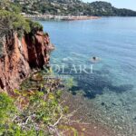 Villa pieds dans l’eau – accès mer – proche Cannes à Théoule-sur-Mer – 4 chambres – 8 voyageurs – 160 m²