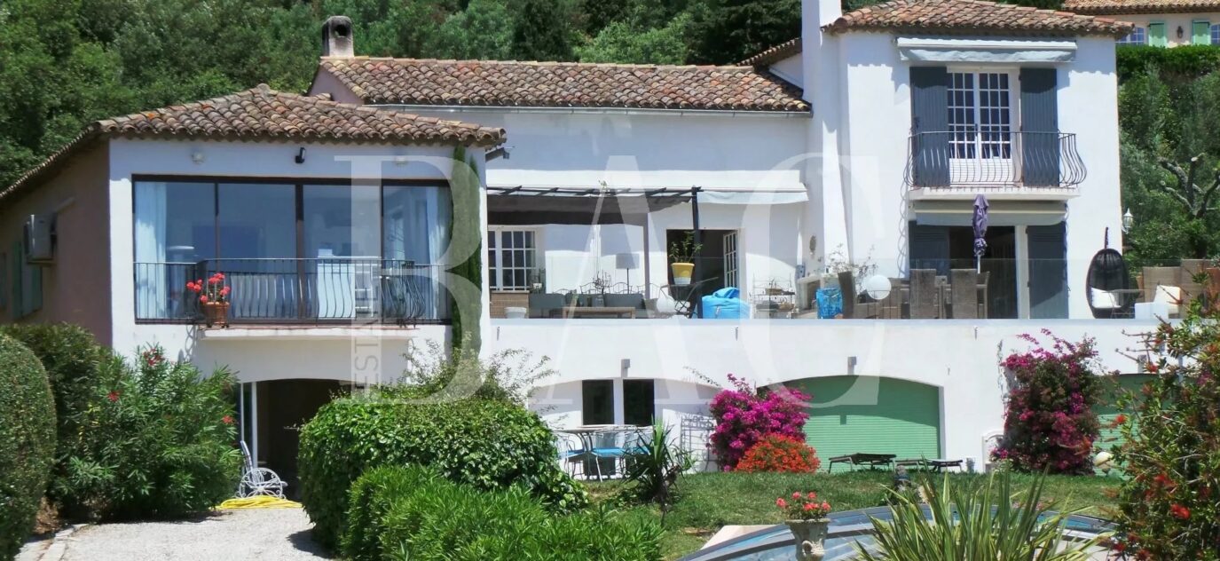 Entre Grimaud et Ste Maxime, dans un domaine privé et avec une jolie vue mer – 10 pièces – 4 chambres – 14 voyageurs – 490 m²