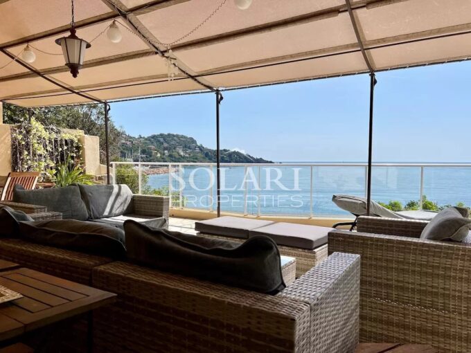 Villa pieds dans l’eau – accès mer – proche Cannes à Théoule-sur-Mer – 4 chambres – 8 voyageurs – 160 m²