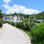 Entre Grimaud et Ste Maxime, dans un domaine privé et avec une jolie vue mer – 10 pièces – 4 chambres – 14 voyageurs – 490 m²