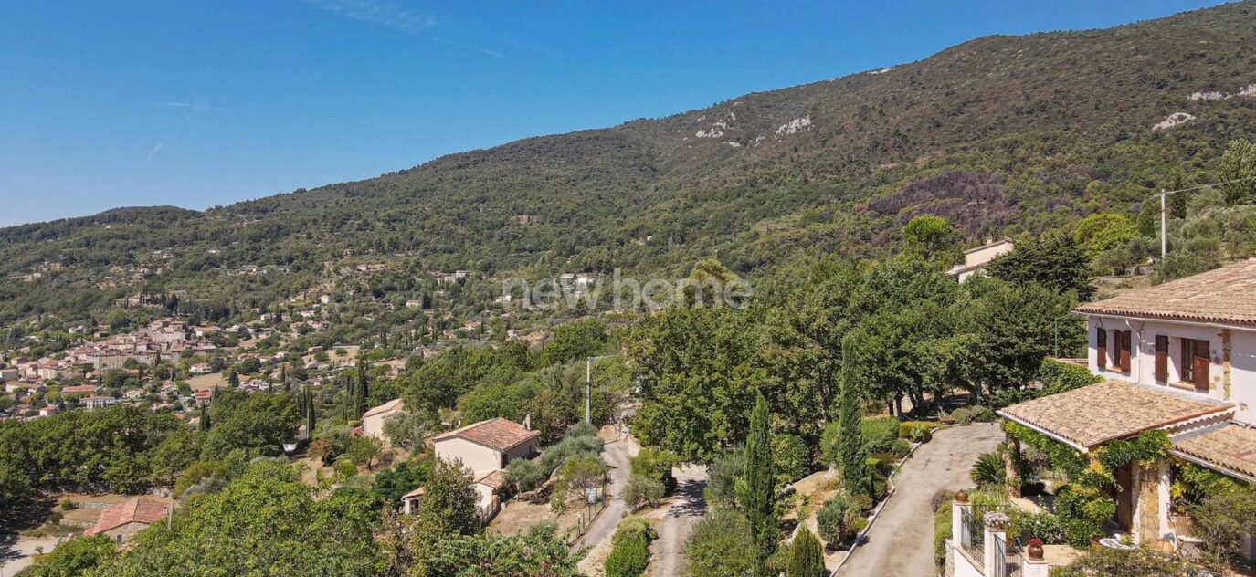 Provence Seillans une villa spacieuse avec vue panoramique, piscine et garage – 8 pièces – 4 chambres – NR voyageurs – 240 m²