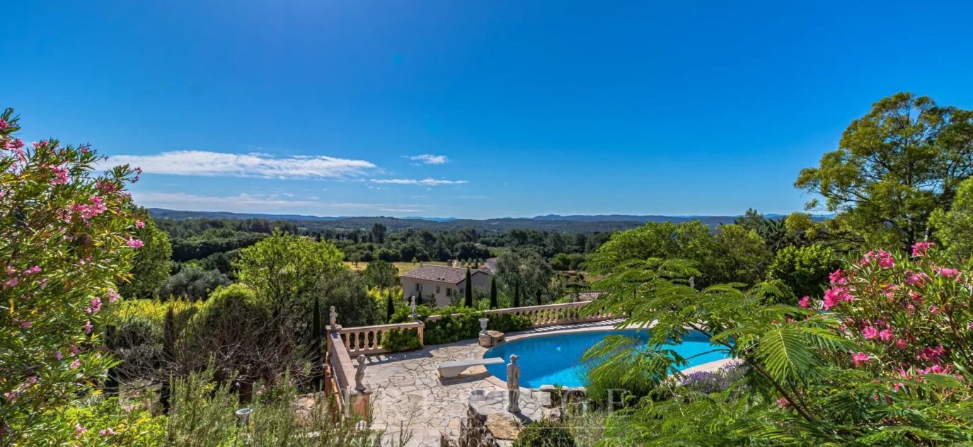 Cotignac, villa 183m² habitable avec piscine et vue panoramique – 6 pièces – 3 chambres – NR voyageurs – 183 m²