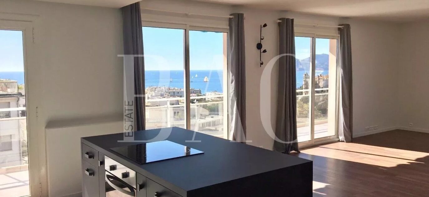 Cannes, bel appartement de 100M2 plus terrasse en dernier étage avec très jolie vue mer et à seulement 550 mètres du Marché Forville – 3 pièces – 2 chambres – 100 m²