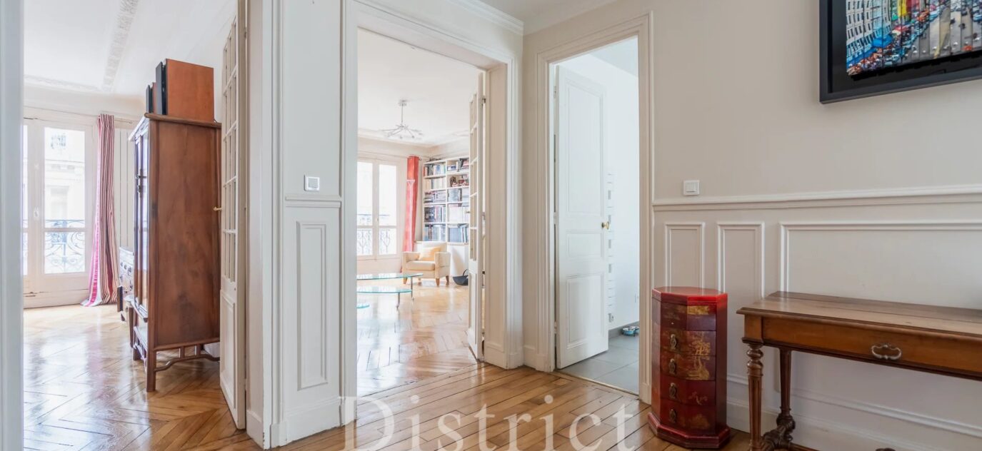 Saint Philippe du Roule – Etage élevé – Appartement familial en parfait état – 3 chambres – Rare à la vente – 5 pièces – 3 chambres – NR voyageurs – 140 m²