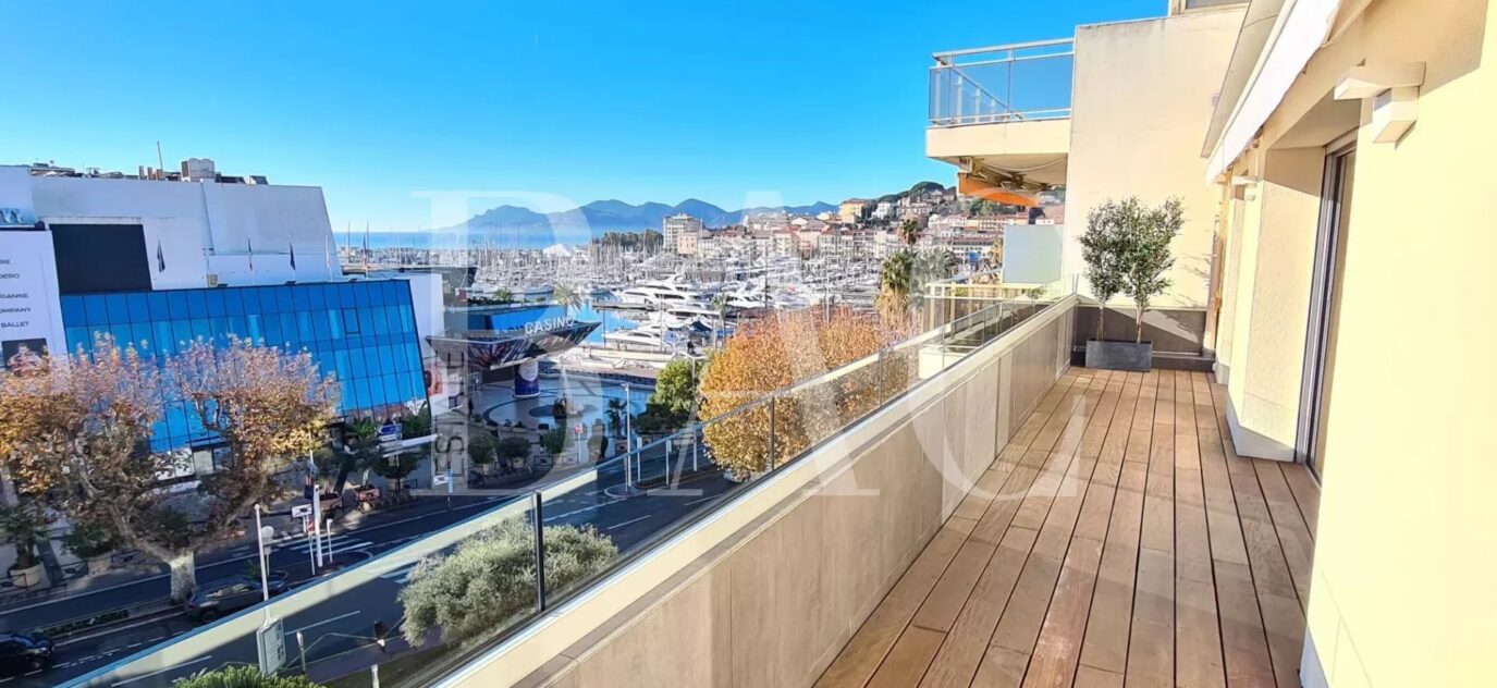 Cannes, appartement en dernier étage et idéalement situé en centre-ville. – 4 pièces – 3 chambres – 99 m²