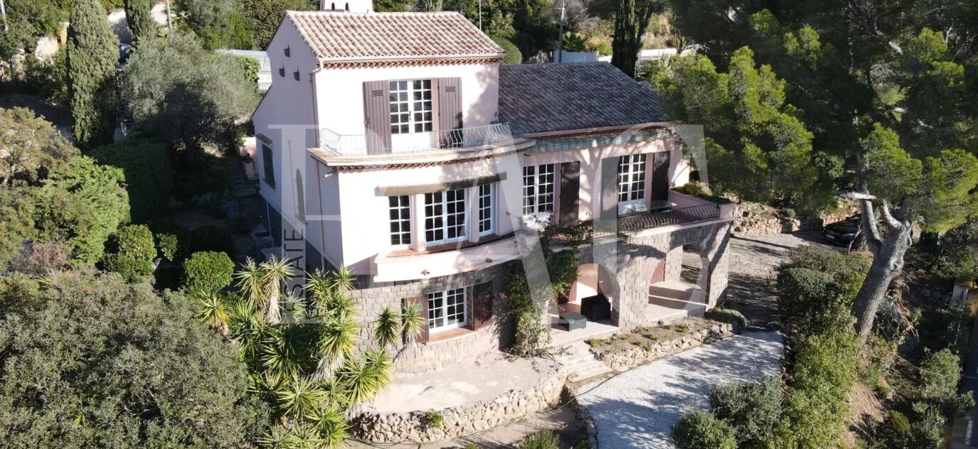 Les Issambres, vue mer panoramique et permis de construire vendu avec cette villa à rénover – 7 pièces – 5 chambres – 200 m²