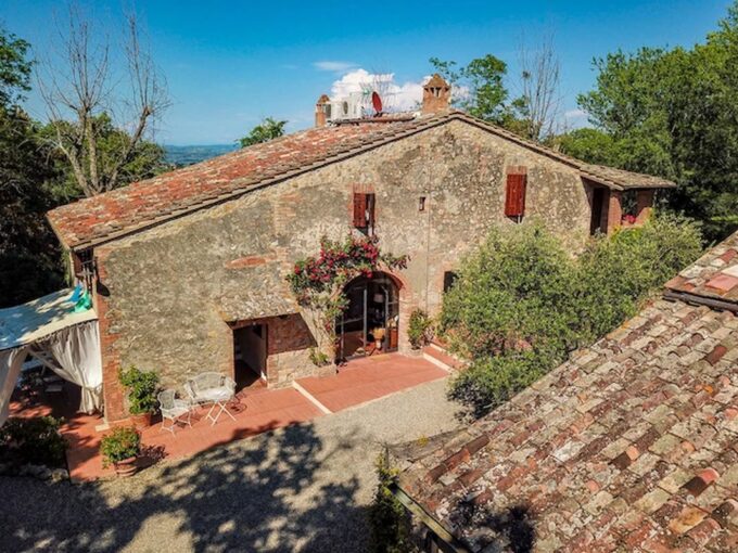 Ancienne ferme avec une belle vue sur San Gimignano et les célèbres vignobles de cette région. – 14 pièces – 11 chambres – 500 m²
