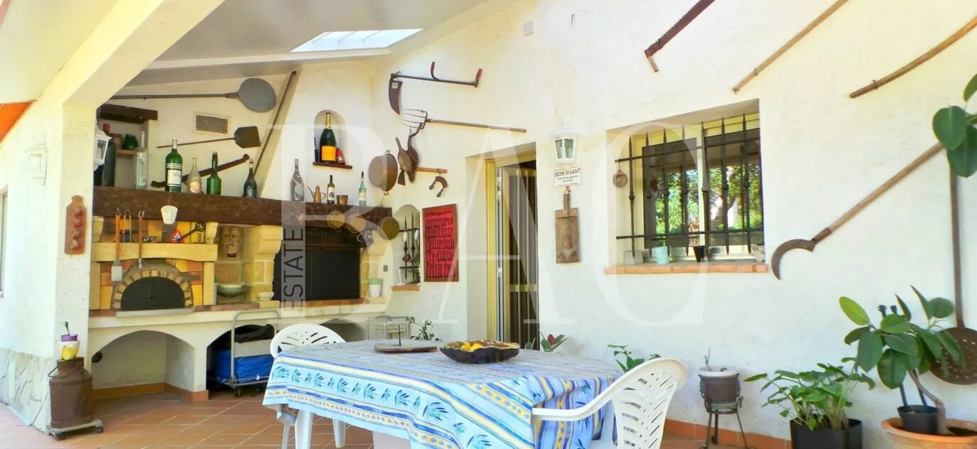 Antibes villa de construction traditionnelle avec vue mer, en secteur résidentiel très calme et à 5 minutes de tout – 10 pièces – 6 chambres – 285 m²