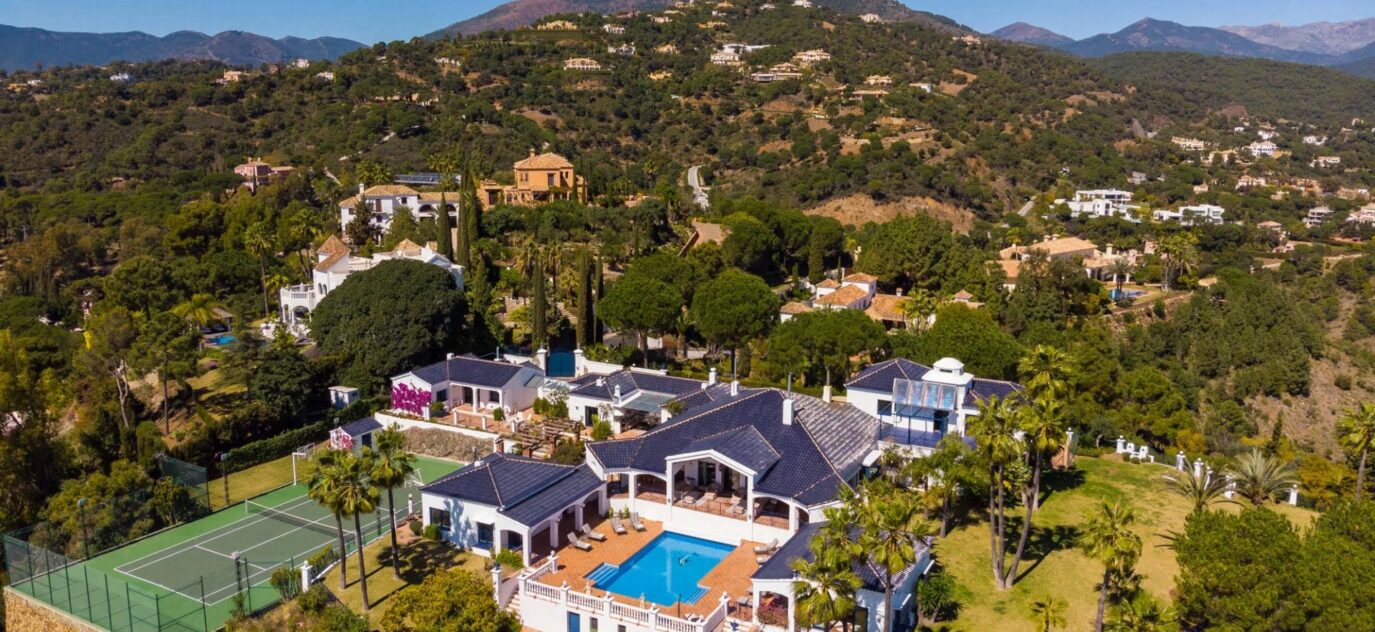 Magnifique villa  située dans l’impressionnant complexe fermé El Madroñal – 11 pièces – 9 chambres – 986 m²