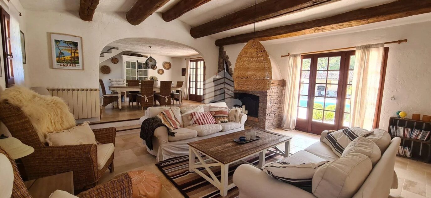 ROQUEBRUNE/ARGENS Magnifique villa avec tennis. – 8 pièces – 6 chambres – 220 m²