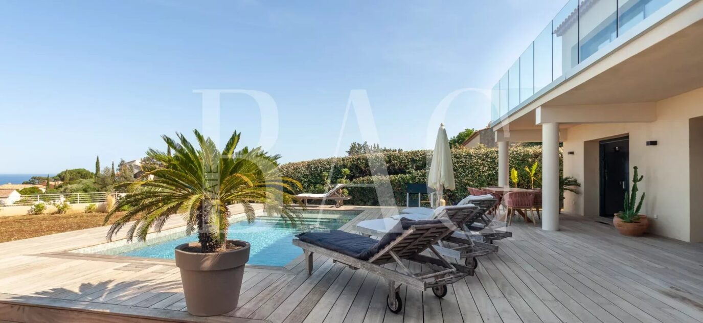 Cavalaire-sur-Mer, magnifique villa entièrement rénovée avec vue mer panoramique. – 5 pièces – 3 chambres – 14 voyageurs – 180 m²