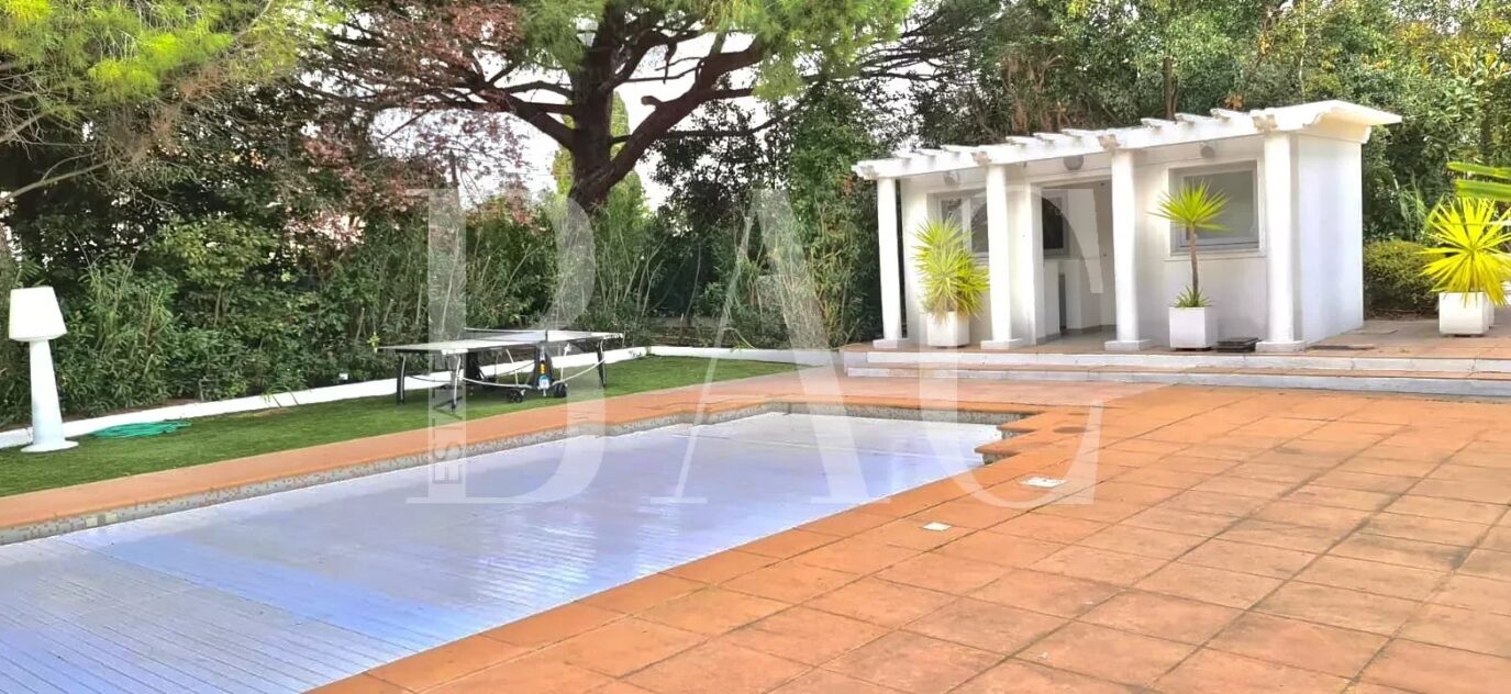 Antibes, magnifique villa art déco avec piscine et terrain arboré. – 8 pièces – 5 chambres – 450 m²