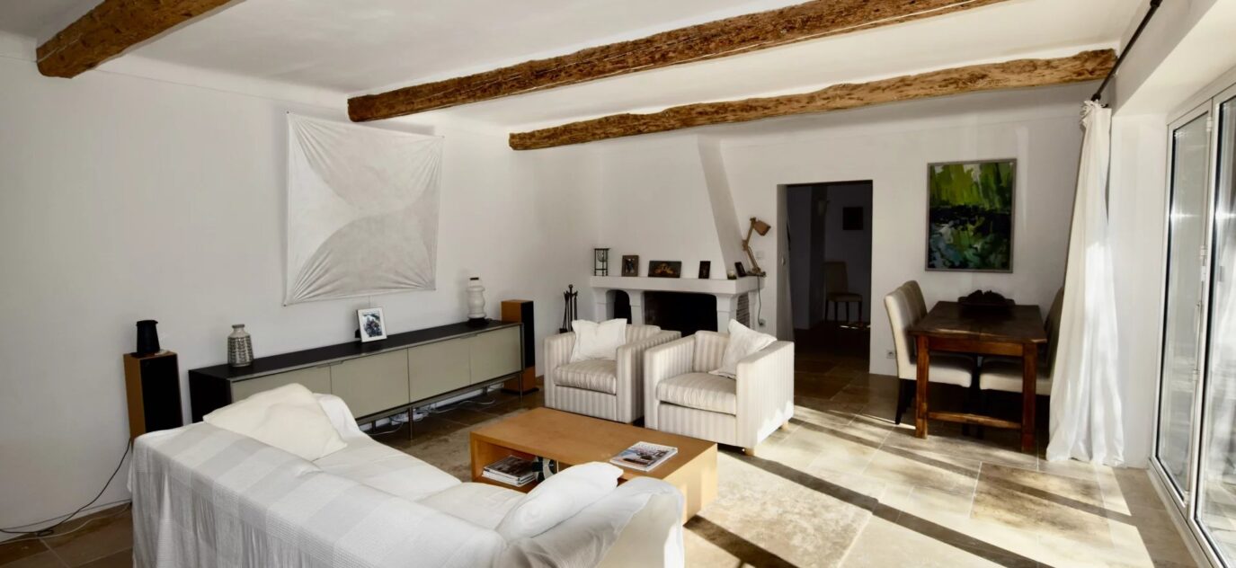 Villa provençale avec une magnifique piscine – 6 pièces – 4 chambres – 240 m²