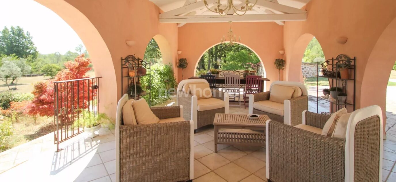 Fayence: Pittoresque Mas Provençal sur 18 000m² de terrain plat avec magnifique allée d’entrée – 8 pièces – 4 chambres – NR voyageurs – 250 m²