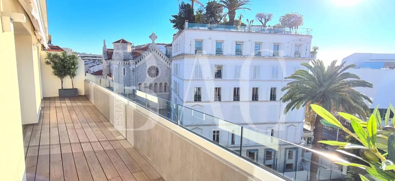 Cannes, appartement en dernier étage et idéalement situé en centre-ville. – 4 pièces – 3 chambres – 99 m²