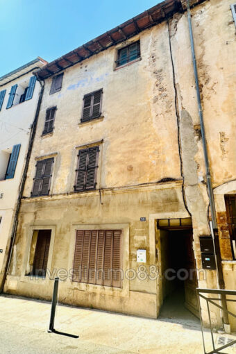 La Roquebrussanne (83136)  En plein centre du village, immeubl – 8 pièces – 5 chambres – NR voyageurs – 400.00 m²