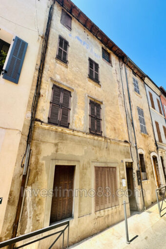 La Roquebrussanne (83136)  En plein centre du village, immeubl – 8 pièces – 5 chambres – NR voyageurs – 400.00 m²
