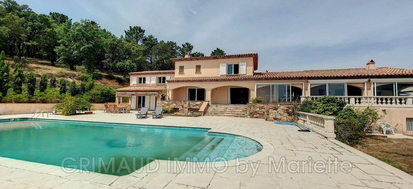 Villa avec vue imprenable sur le massif des Maures, orienté su – 10 pièces – 4 chambres – 300.00 m²