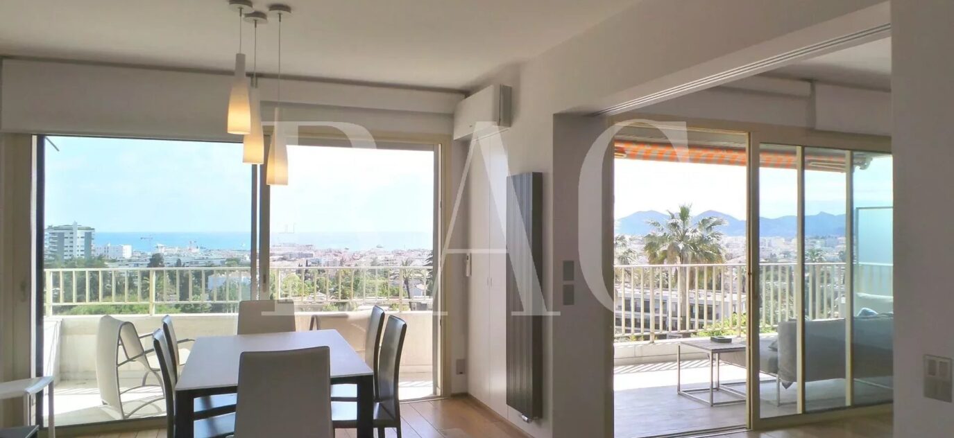 Cannes, appartement à 2000 mètres du Palais des Festivals et profitant d’une vue mer panoramique – 5 pièces – 2 chambres – 110 m²