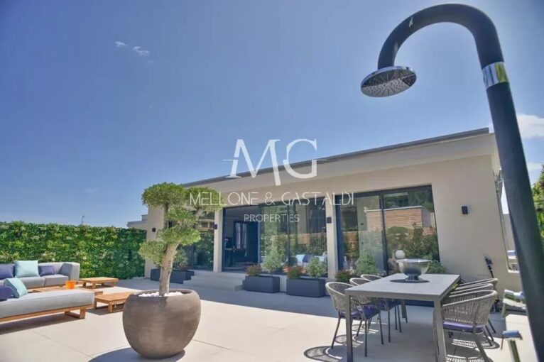 Villa Toit | Cannes Centre | Prestigieux T4 au Dernier Étage | Terrasse de 120m2 | Garage – 4 pièces – NR chambres – 125 m²
