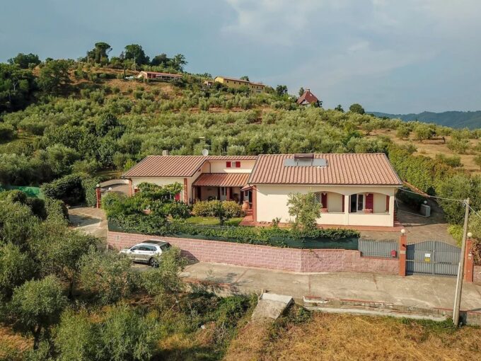 Villa située dans une position panoramique avec une vue suggestive sur la campagne toscane – 5 pièces – NR chambres – 250 m²