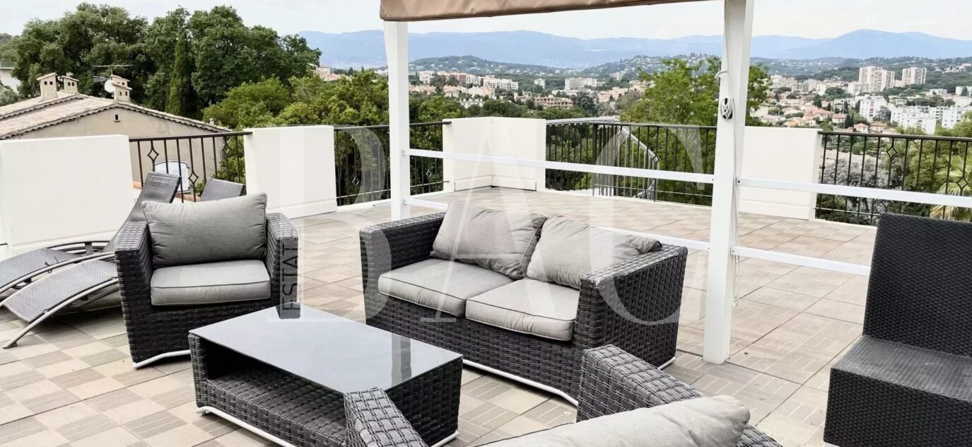 Villa contemporaine avec vue mer depuis la terrasse sur le toit – 6 pièces – 3 chambres – 180 m²