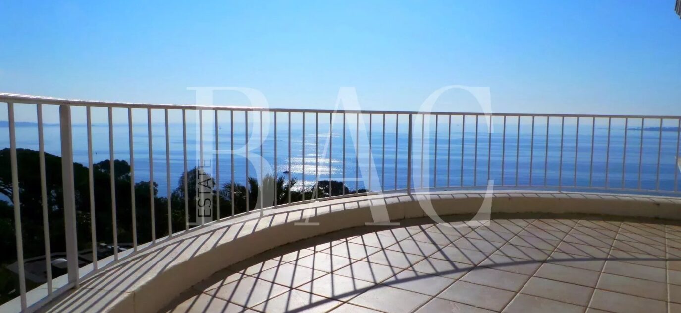 Cannes, superbe appartement dans un ancien hôtel particulier de style Belle Époque et avec vue mer panoramique – 5 pièces – 3 chambres – 187 m²